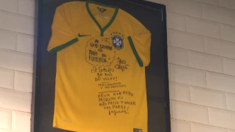 巴西商家主打世界杯元素吸引球迷消费，球衣销售火爆
