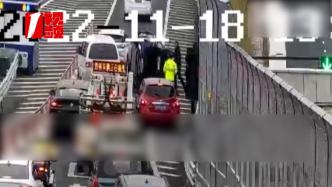 杭州高架上轿车翻车，多人出手相救