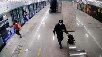 孕妇体力不支晕倒地铁站台，下班辅警电梯逆行施救