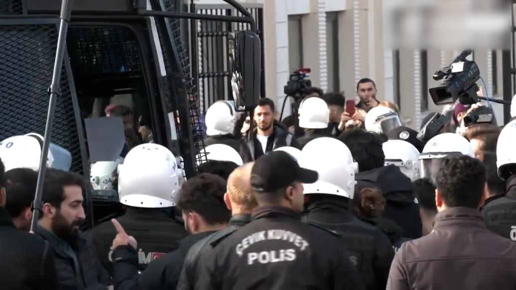 土耳其举行反性别暴力抗议活动，警方逮捕24人