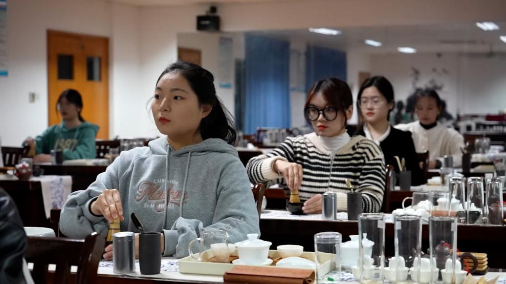 江苏一高校开选修课教学生品茶：约300名学生考到茶艺师证