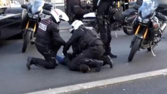 法国马戏团从业人员试图进入巴黎示威，警察持枪阻拦