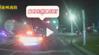 听到警笛声后，私家车主动为消防车让道