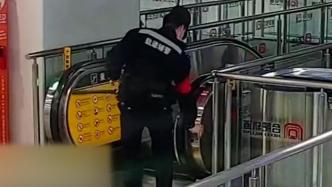 女子在地铁扶梯上摔倒，辅警不顾扭伤飞身跨栏救人