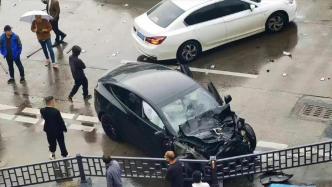 台州一私家车追尾冲撞等待交通灯车辆，致2死1伤