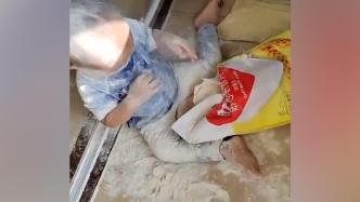 2岁萌娃趁妈妈包饺子，坐地上洗起“面粉浴”