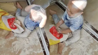 2岁娃趁妈妈包饺子，席地洗“面粉浴”