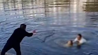 10岁女孩在河边玩耍不慎落水，市民跳水救起