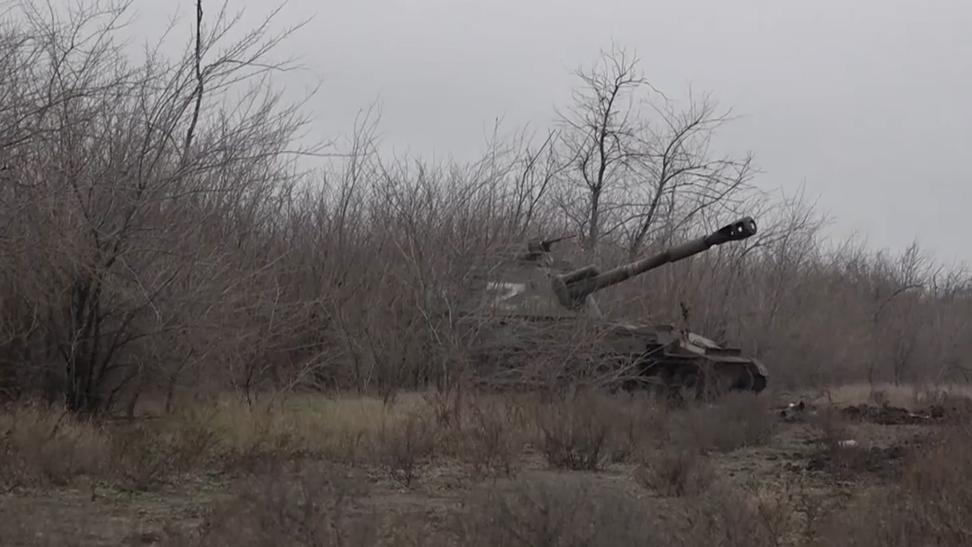 精准打击！俄军使用“金合欢”自行榴弹炮打击乌军阵地