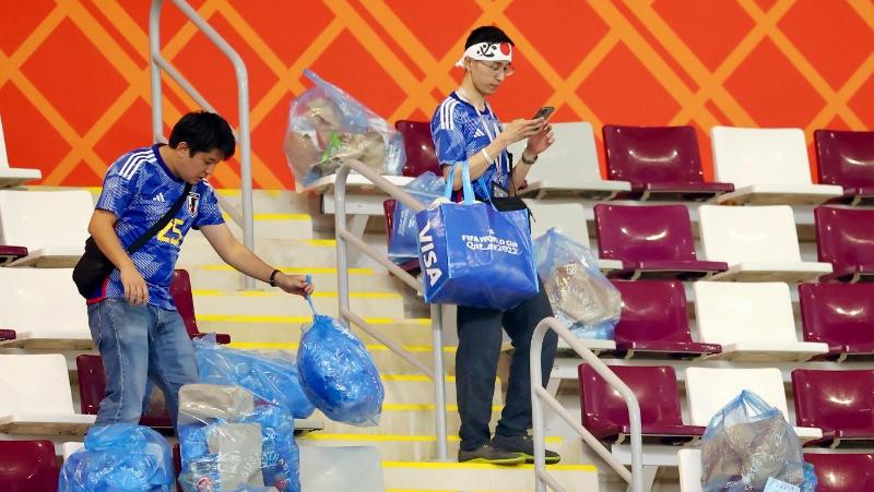 球迷赛后捡垃圾被夸，日本造纸大王却怒斥：“奴隶本性”