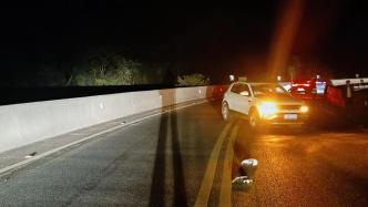 男子夜间弯道超车酿成事故，2车受损无人受伤