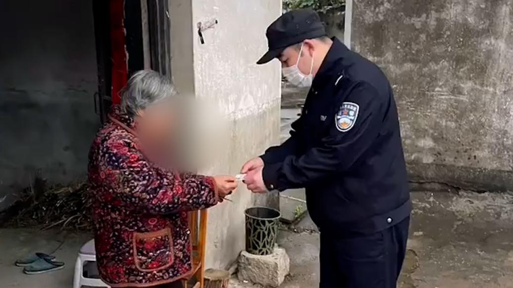 80岁老人行动不便，民警上门送去新办的身份证