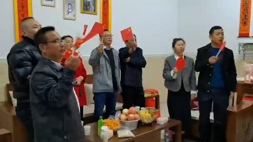 神十五乘组领命出征，邓清明亲属挥动国旗隔屏欢送