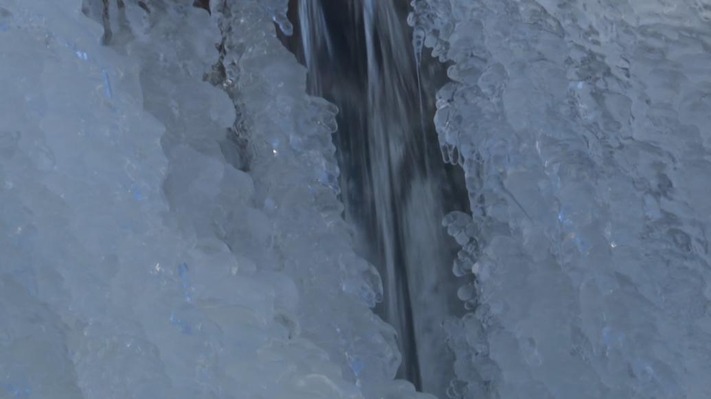 寒潮来袭，内蒙古一森林公园现28米宽冰瀑景观