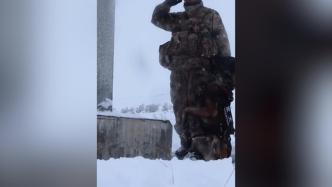 新疆塔城地区迎来大雪，军犬踏雪巡逻拥抱界碑