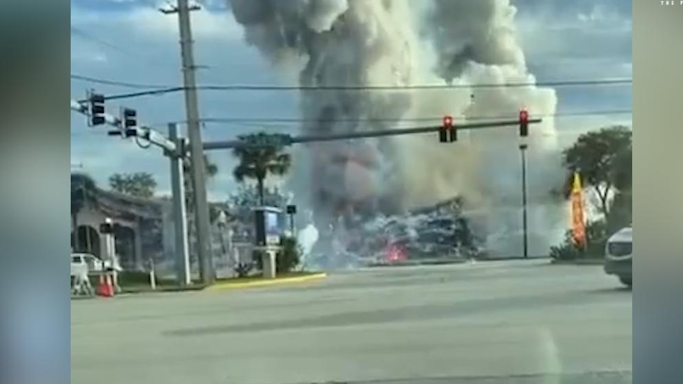 美国佛州一汽车撞入烟花店引发爆炸，现场浓烟滚滚