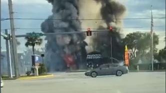 美国佛州一汽车撞入烟花店引发爆炸，司机当场死亡