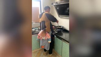 爸爸“花式”带娃，将孩子装包里挂在身上去做饭