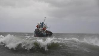 长江口一外籍货船遇险，12名船员惊涛骇浪中获救