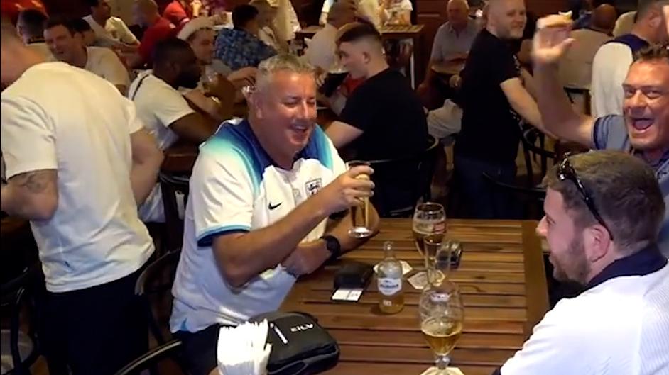 世界杯英格兰3:0战胜威尔士，英球迷喝酒庆祝