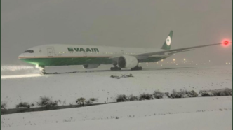一架台北飞温哥华波音客机滑出跑道，旋转120度卡在雪中
