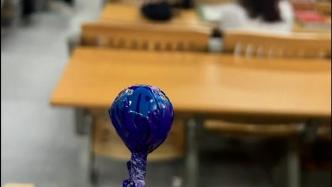 最后一节课下课前，老师拿出一罐棒棒糖分给同学们