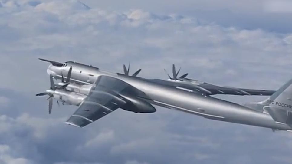 俄罗斯和中国空中编队在日本海和东海海域上空联合空中巡航