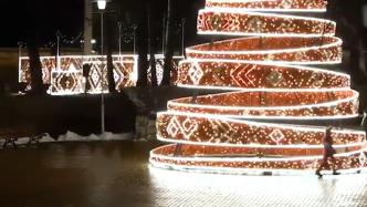 圣诞季来临，拉脱维亚用万字符装饰圣诞树