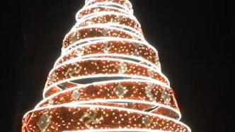 感受浓郁的圣诞气息：拉脱维亚用古代民族服饰元素装点圣诞树