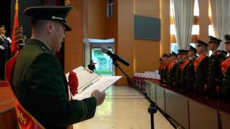 身披綬帶、齊唱國歌，冬季退役老兵告別軍營