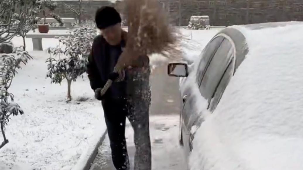 老父亲用扫把给儿子车扫雪，儿子：划伤车无所谓，让老人感觉到在家里有价值