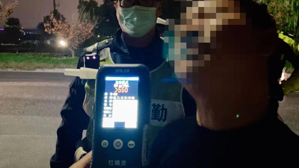 杭州一男子酒驾被查，直接把酒精测试仪吹“爆表”