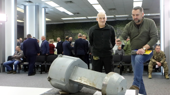 乌军方展示俄Kh-55巡航导弹碎片：可挂核弹，“要摧毁乌防空系统”
