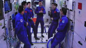 6位航天员在太空拼桌吃饭