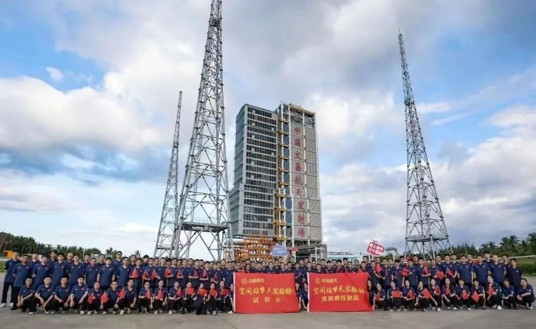 上海航天的梦天试验队在文昌航天发射场合影。本文图片均为受访者 供图