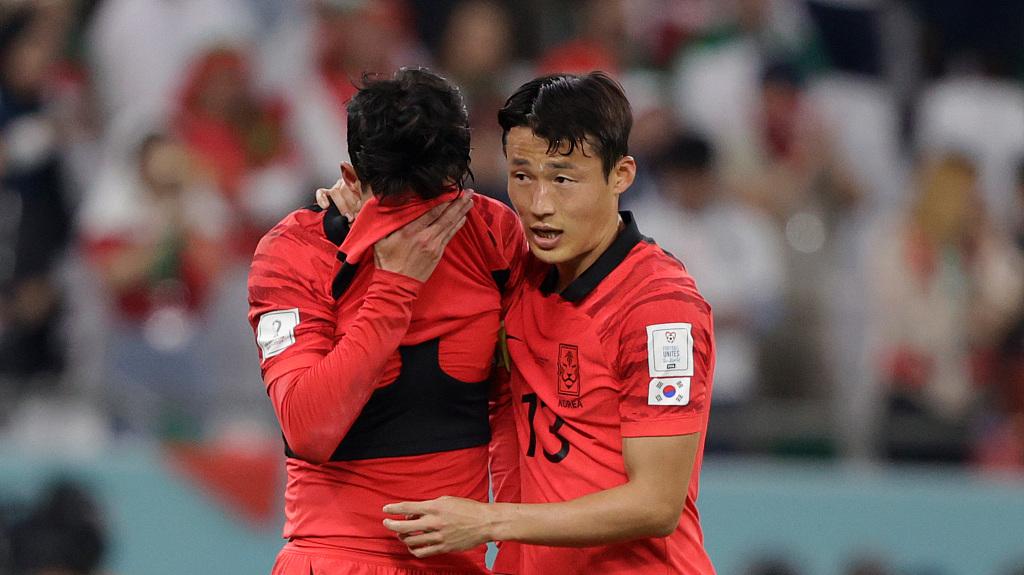 韩国队逆转晋级16强，孙兴慜摘下面具喜极而泣
