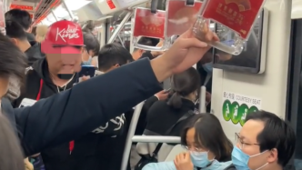 一男子在车厢内不戴口罩唱歌，上海地铁：提醒无效可打110