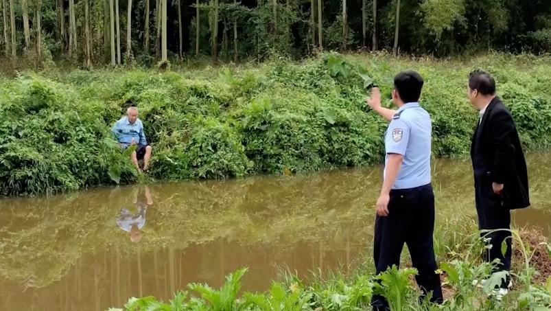 八旬阿尔茨海默老人遛弯落水，小伙跳进河中救起