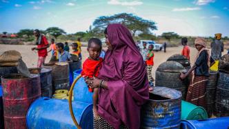 早安·世界｜肯尼亚曼德拉面临干旱威胁，民众排队领取饮用水