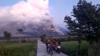 现场浓烟滚滚！印尼火山喷发，民众驾车逃离