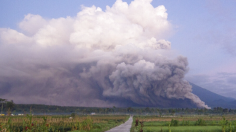 实拍丨印尼火山大规模喷发，浓烟滚滚