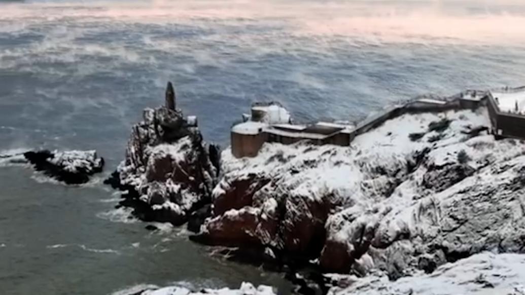 威海海域現(xiàn)“海浩”奇觀：天上飄著雪，海上卻像燒開了鍋