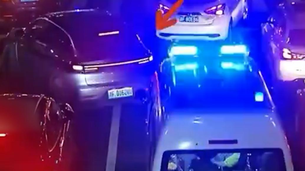 三辆小车闯红灯给救护车让道