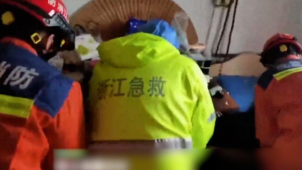 200斤老人中風，眾人合力抬擔架送醫(yī)