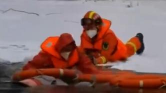 男孩坠入冰湖，消防跳入冰窟救回