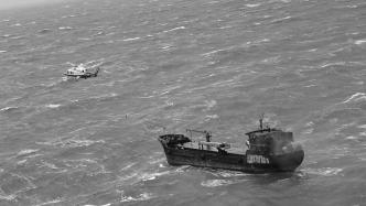 东海海域一船舶失火，救助直升机成功援救7名遇险船员