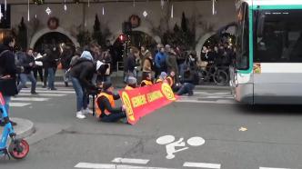 法国环保人士堵路抗议，被警方强行拽离