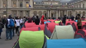 要求政府赋予基本权利，未成年非法移民在法国街头搭建露营区