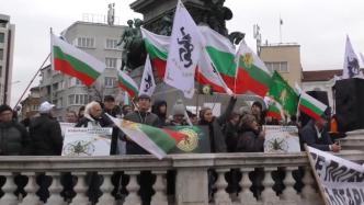 保加利亚爆发反欧元抗议，民众向欧盟大楼扔鸡蛋