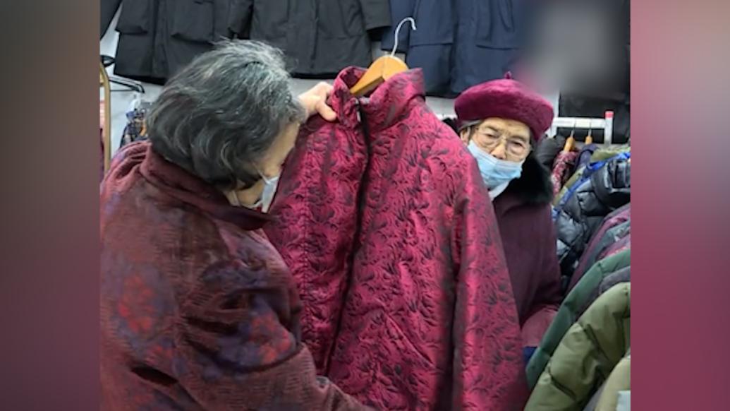 92岁奶奶10年还清2077万债务：或为卖羽绒服最后一年